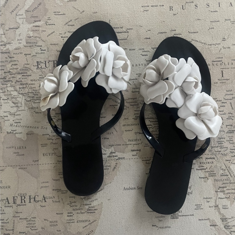 Mini Melissa Jelly Flip Flops Size 7.5 Black With White Flowers - Picture 2 of 6